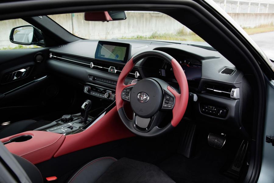 Интерьер Toyota GR Supra (A90) 2019 года  (JP) (фото 2 из 39)